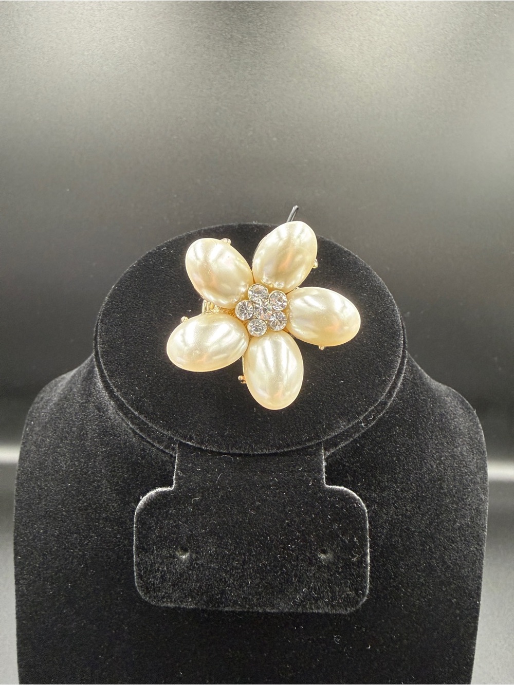 Gold Flower Pearl Cocktail Stretch Ring in White Pearls - Picture 7 of 8